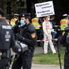Polizisten geraten auch immer wieder in die Kritik bei der Durchsetzung der Corona-Schutzbestimmungen. Unser Archivbild zeigt einen Einsatz bei einer Demonstration gegen die Anti-Corona-Maßnahmen in München.  	
