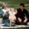 Die kleine Familie reist 1983 zum Staatsbesuch nach Australien. Mit ihren Kindern blüht Diana auf.