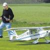 Rudolf Martin startet seinen Modellflieger mit fast 3,40 Metern Spannweite.  