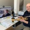 Trompeter Fabian Heckel von der Bläserklasse der Grundschule Rennertshofen nimmt jetzt seinen Instrumentalunterricht online. Lehrer Reichl hört sich sein Vorspiel an. 	 	