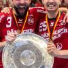 So sehen Meister aus: Tobias Karlsson (li.) und Rasmus Lauge in Feierlaune. 