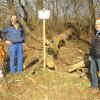 Obwohl die gesamte ins Feld ragende Krone gekappt wurde, misst die umgestürzte Eiche immer noch 15 Meter. Sie soll nach dem Willen von Bürgermeister Konrad Carl (rechts), Peter Wagner und Michael Bair vom Bauhof Todtenweis in den kommenden Jahrzehnten dem Erhalt der Artenvielfalt dienen.