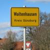 Das Ortsschild von Waltenhausen. In der Gemeinde stieg die Einwohnerzahl zuletzt leicht an. 