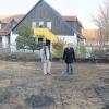 Hanns Dietrich (links) und Dr. Peter Schwenk vom Bayerischen Landesamt für Denkmalpflege betrachten interessiert die Bodenverfärbungen im Erdreich, die auf Bodendenkmäler hinweisen. An dieser Stelle soll nächstes Jahr die Kinderkrippe gebaut werden.  