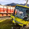 Ein Schulbus kollidiert am Donnerstagmorgen nahe Füssen mit einem Güterzug. Nun ist bekannt: Es gibt einen Toten und zwei Verletzte, die in Krankenhäusern behandelt werden.