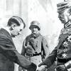 Die Bild-Ikone der Machtübertragung: Adolf Hitler reicht als frisch ernannter Reichskanzler am 21. März 1933 in Potsdam dem Reichspräsidenten Paul von Hindenburg die Hand.  	