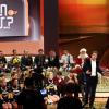 Der Moderator steht am 13.12.2014 während der 215. "Wetten, dass...?"-Show im ZDF in Nürnberg mit seinen Gästen und den Wettkandidaten zum letzten Mal auf der Bühne.