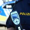 Die Polizei hat einen Autofahrer in Zusmarshausen aus dem Verkehr gezogen, weil er zu viel Alkohol getrunken hatte. 