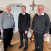 Im vergangenen Jahr feierte Ruhestandspfarrer Thomas Gerstlacher (rechts) seinen 75. Geburtstag. Ruhestandspfarrer Karl Mayr (links) wurde 70. Stadtpfarrer Herbert Gugler gratulierte den beiden.