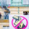 Aktivisten der Klimagruppe «Extinction Rebellion» auf einer Balustrade des Hotel Adlon mit einem Banner und gezündeter Pyrotechnik.