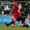 Vincent Danzer (Mitte) stand beim FC Gundelfingen erstmals in der Startelf und stoppte beim 4:1-Sieg nicht nur Simon Werner. Kapitän Maximilian Braun (rechts) steuerte einen FCG-Treffer bei. Foto: Walter Brugger