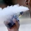 Ein Mann dampft eine E-Zigarette. Die Zahl der Todesfälle in Zusammenhang mit dem Gebrauch von E-Zigaretten ist in den USA ist auf 18 gestiegen.