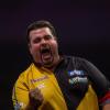 Gabriel Clemens feiert seinen Einzug ins Achtelfinale der Darts-WM.