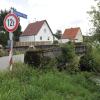 Die Paarbrücken am Winkler Weg in Egling (Bild) und in Hattenhofen müssen mittelfristig saniert werden, weil sie nicht mehr dicht sind. 	 	