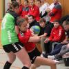 Aichachs Handballerinnen stehen an der Spitze der Bezirksoberliga: Vergangenen Samstag gewannen sie gegen Haunstetten III. Lena Rappel (rechts) und ihre Team-Kolleginnen wollen in Augsburg zum siebten Mal in Folge siegen. 	