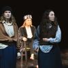 "Antigone" am Theater Ulm. Der neue König und die Töchter des alten: (von lins) Antigone (Marie Luisa Kerkhoff), Kreon (Anne Simmering), Ismene (Emma Lotta Wegner). 