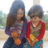 Emely und Noah streicheln zwei der 39 neuen Bewohner des Montessori-Kinder-hauses, deren Geburt sie miterlebt haben. 	
