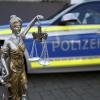 Weil er einem Betrunkenen mehere Zigarettenkippen im Gesicht ausdrückte, musste sich ein 19-Jähriger vor Gericht verantworten. 