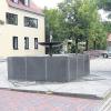 Ein Bild, das schon bald Geschichte ist: Am Montag beginnt die Umgestaltung des Rathausplatzes in Untermeitingen. Unter anderem bekommt der Platz einen neuen Brunnen. 