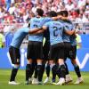 Uruguays Luis Suarez (verdeckt) jubelt mit seinen Teamkollegen über seinen Treffer zum 1:0.