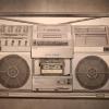 Ein überdimensionaler Ghettoblaster, gemalt von René Wirths, zu sehen in der Ausstellung "Unreal" im Kunsthaus Kaufbeuren.