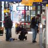 Polizisten untersuchen am Hauptbahnhof in Bonn Reste einer Tasche. Zuvor war die verdächtige Tasche gezielt gesprengt worden.