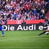 Zurück im Bayern-Tor: Manuel Neuer (r) pariert einen Schuss von Darmstadts Marvin Mehlem.