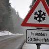 Sommerreifen sind bei dem Wetter fehl am Platz. Das bekam nun ein 22-Jähriger zu spüren.