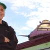 Gastwirt Nino Silenzi und sein rosa Ufo: Das Fantasie-Gefährt ist ein Originalstück aus dem Kultfilm „Xaver und sein außerirdischer Freund“. Seit 26 Jahren steht es auf dem Dach des Gasthauses Kreuz in Pfaffenhausen – und zieht regelmäßig Fans aus ganz Deutschland an. 