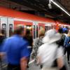 In einer Münchner S-Bahn ist am Samstagabend ein 30 Jahre alter Mann aus Gauting völlig ausgerastet. Nur weil ein junger Mann aus Moosach beherzt eingriff, wurde er gestoppt.