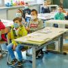 Der Landkreis Dillingen hat den Warnwert von 50 seit einigen Wochen überschritten und somit müssen  auch Grundschüler Masken tragen – auch im Unterricht. Das kommt bei den betroffenen Kindern, Eltern und Lehrern unterschiedlich gut oder schlecht an. Das Foto ist ein Symbolfoto. 	