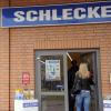 Eine Schlecker Filiale in Neuruppin: Alleine 54 Märkte der insolventen Drogeriekette werden in Brandenburg geschlossen. Foto: Bernd Settnik dpa