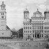 Im Herbst 1950 standen auf dem heutigen Rathausplatz noch Ruinen. Ursprünglich war der Plan, den Platz wieder zu bebauen.  Doch viele Bürgerinnen und Bürger waren dagegen.                     