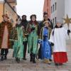 Bei der Arbeit: Sternsinger mit Kaplan Pater Jith Joy Pallivathukkal (Fünfter von rechts) und Pfarrer Michael Müller am Münsterplatz in Donauwörth.