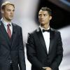 Deutschlands Torwart Manuel Neuer (links) und Portugals Stürmerstar Cristiano Ronaldo festlich bei der Gala zur Weltfußballer-Wahl 2014. 
