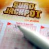 Beim Eurojackpot liegt die Gewinnwahrscheinlichkeit für den Hauptgewinn bei etwa 1 zu 95 Millionen. Dazu müssen 5 aus 50 sowie 2 aus 10 Zahlen richtig getippt werden.