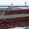 Rohre für den Bau der Erdgaspipeline Nord Stream 2 von Russland nach Deutschland werden im Hafen Mukran auf der Insel Rügen gelagert.