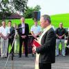 Weit ins Land hinein zieht sich der neue Hochwasserschutzdamm in Hausen, der jetzt mit einem zünftigen kleinen Dorffest eingeweiht wurde. Die Musikkapelle spielte und die Prominenz schaute zu, wie Pfarrer Bernhard Endres die neue Anlage feierlich segnete (Bild unten). Fotos: hlz