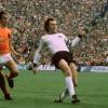 1974 findet die Weltmeisterschaft in Deutschland statt. Franz Beckenbauer führt sein Team als Kapitän ins Finale. 