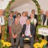 Die Geehrten und Gründungsmitglieder mit Vorsitzender Martina Boos (links) bei der 100-Jahr-Feier des Obst- und Gartenbauvereins Finning. 	