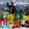 Hatten sichtlich ihren Spaß: Die Skilehrer Leonie Habelt (hinten, Dritte von rechts) und Jörg Stachel (hinten, Vierter von links) mit ihren jungen Schützlingen.  	