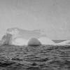 Kurz nach dem Unglück entdeckten Seeleute diesen Eisberg nahe der Stelle, an der die Titanic sank. Angeblich stellten sie an ihm sogar Reste von roter Farbe fest.
