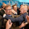 Für die AfD wird die Wahl in Bayern zum Erfolg. Andreas Winhart (links), parlamentarischer Geschäftsführer der AfD, und Spitzenkandidat Martin Böhm freuen sich über die Wahlergebnisse.