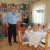Herbert Waschhauser zeigt sein gemütliches Wohnzimmer. Seit 74 Jahren ist er hier zuhause.