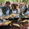 Im vergangenen Jahr hatten die Bilder von der Eröffnung der Karpfensaison in Bad Alexandersbad mit Landwirtschaftsministerin Michaela Kaniber (CSU, Mitte) eine Anzeige wegen Tierquälerei zur Folge.
