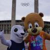 Die beiden Maskottchen der European Championships: die Robbe Bonnie (Glasgow) und der Bär Berlino (Berlin), vor dem Berliner Olympiastadion. Die European Championships sind live im TV und im Stream zu sehen.