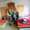 Übersetzerin Kateryna Hoffmann (links) und die Ukrainerin Alina Dubko zusammen mit den Kindern Igor und Konstantin in der eiligst geschaffenen Notunterkunft in der Plesser Mehrzweckhalle.   