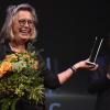 Die Malerin Gabriele Lockstaedt hat den Ellinor Holland Kunstpreis 2018 gewonnen, mit ihr freute sich Jürgen Marks, der stellvertretende Chefredakteur der Augsburger Allgemeinen.
