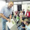 Dr. Wolfgang Trips zeigt den Kindern das Bild zu seiner Geschichte „Der Baumzwerg“ aus dem Kinderbuch „Mein liebster Geschichtenschatz“ im Pfarrheim in Au.