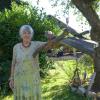 Im Garten von Irmgard Schmid aus Hagenheim steht unter anderem ein abgestorbener Baum, der einer Skulptur gleicht. 